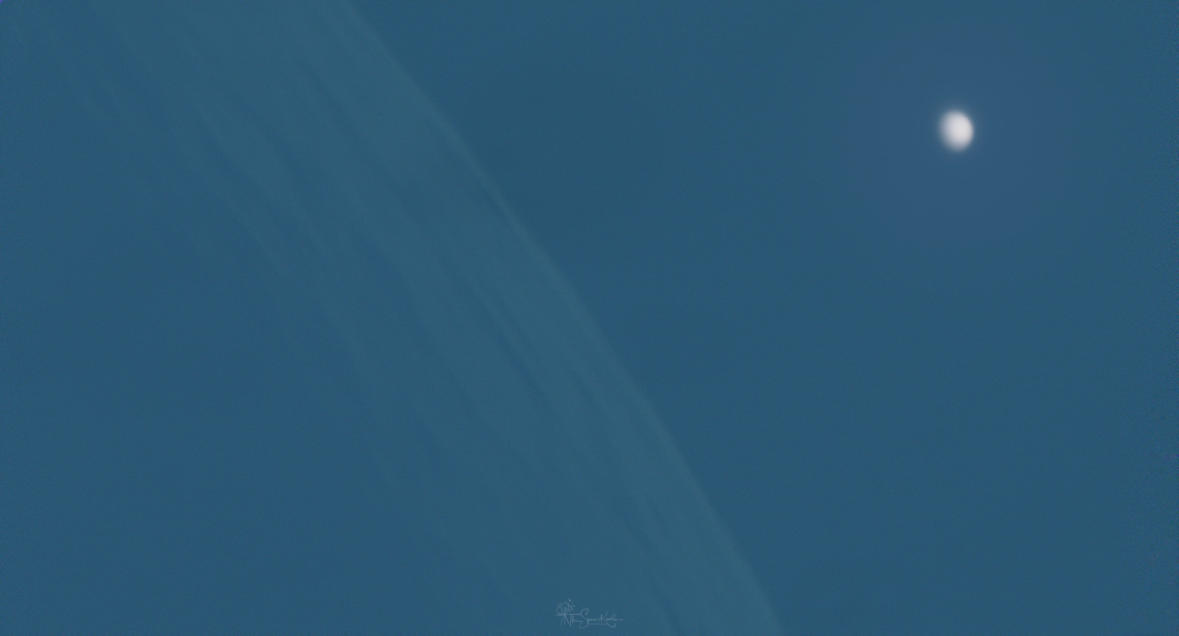 طرف القمر يظهر خافتاً وخلفه جرم كروي بعيد ساطع