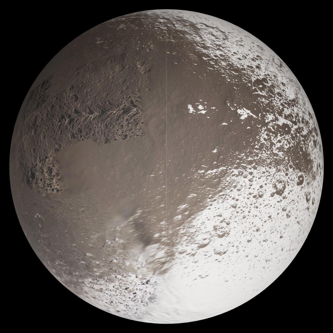 صورة ثلاثية الأبعاد لقمر زحل إياپيتوس. يمكن رؤية أجزاء ذات لون أبيض وأجزاء كأنها مطلية بلون بني داكن، كما تبدو المرتفعات والفوهات واضحة في الصورة.