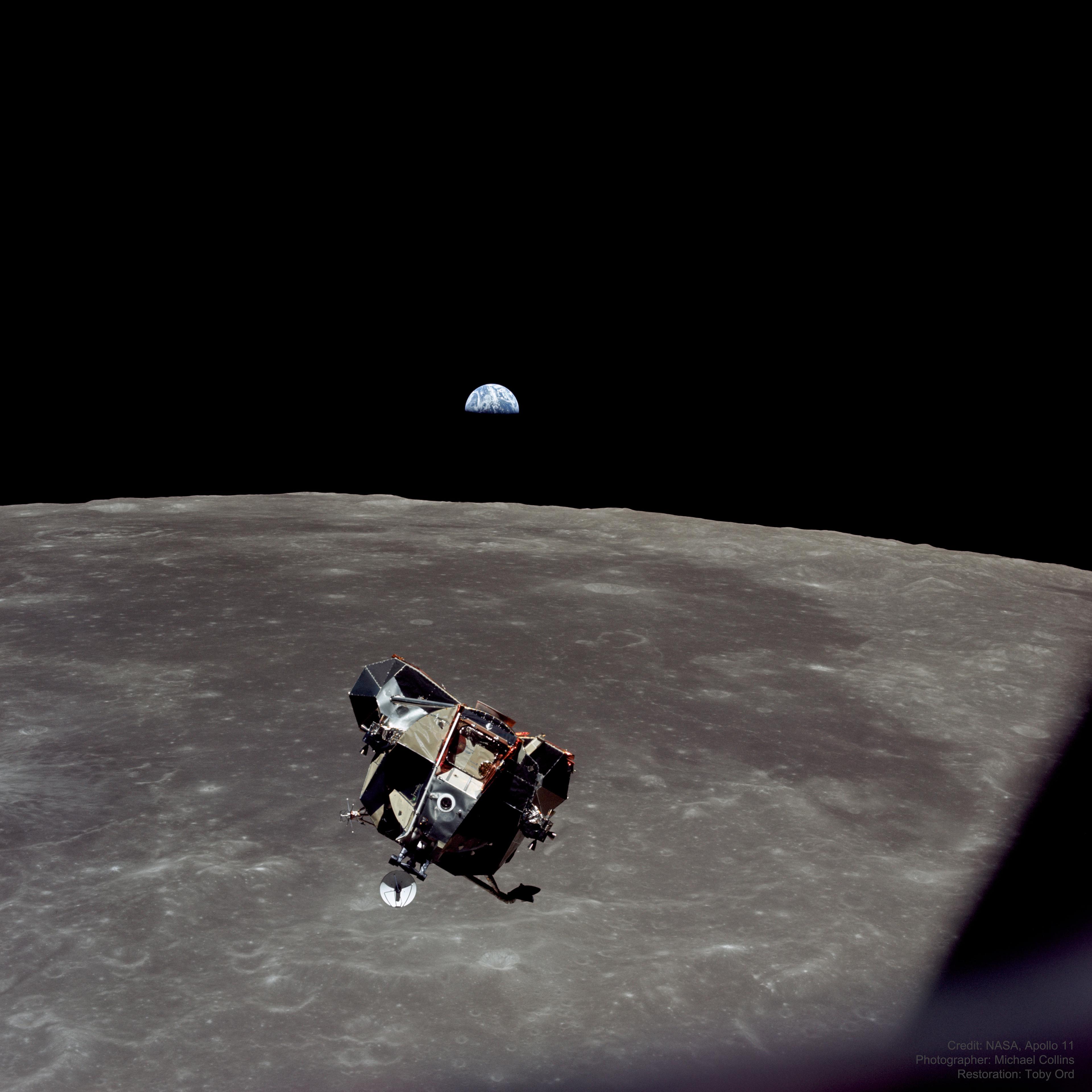 مرحلة الصعود الخاصّة بالوحدة القمريّة لمهمّة أپولو 11 وهي تقترب من وحدة القيادة والخدمة التي في مدار القمر والتي التقطت منها الصورة، ويظهر من تحتها القمر الذي تمتدّ على سطحه منطقةٌ صقيلة داكنة اللون، وتلوح الأرض خلفها في البعيد بنصفها العلوي المُضاء.