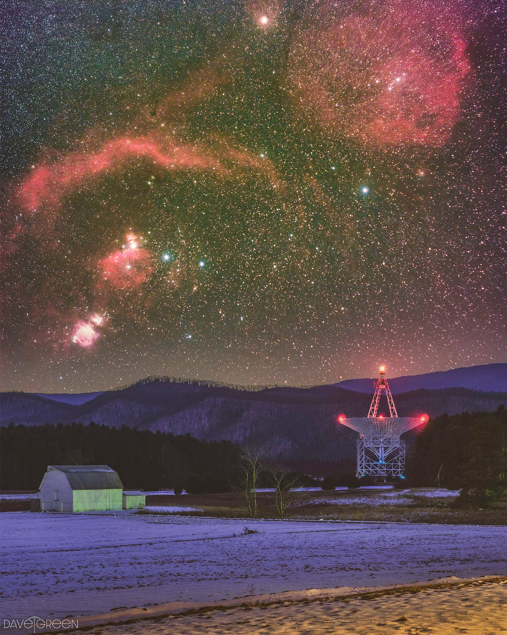 صورة لسماء الليل المرصّعة بالنجوم تظهر فيها بعض السدم ومن تحتها صحن تلسكوبٌ كبير عليه أضواء موجّه نحو الأعلى، وحوله أشجار وحظيرة وأرض كأنها مكسوّة بالثلوج