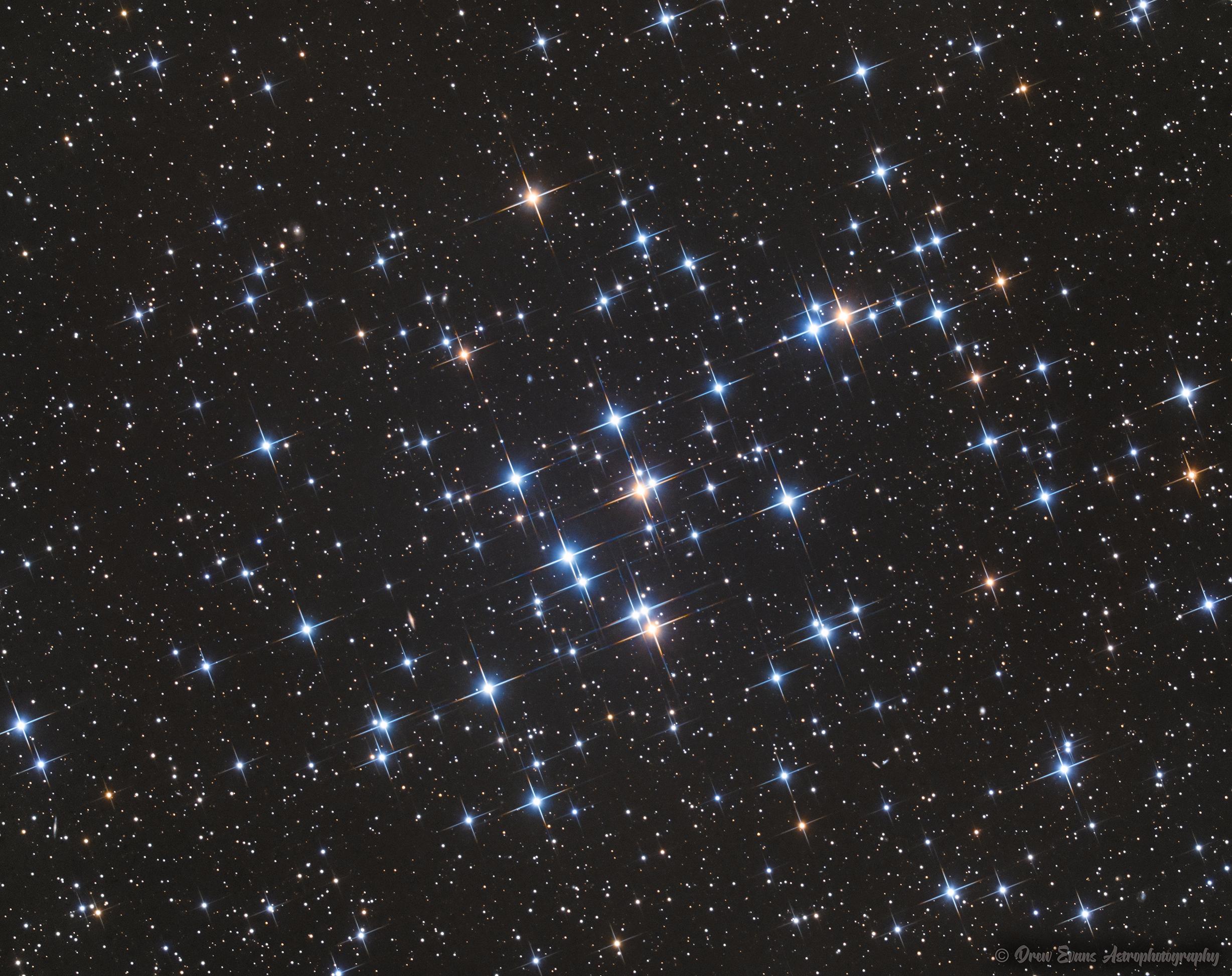 رقعة من السماء تظهر فيها نجوم مدبّبة متناثرة مزرقّة ومحمرّة وأخرى عادية أصغر وأقل سطوعاً