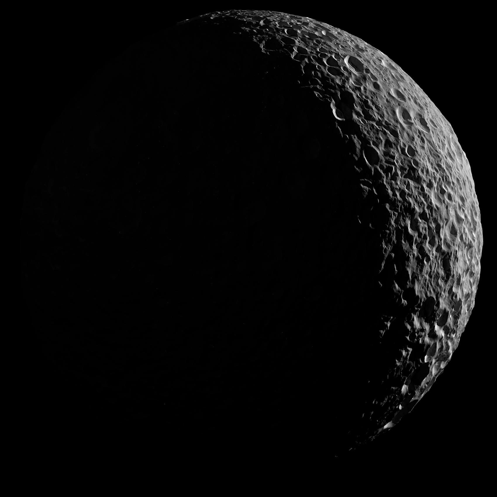 صورة لميماس قمر زحل يظهر فيها كهلالٍ مليءٍ بالفوّهات.