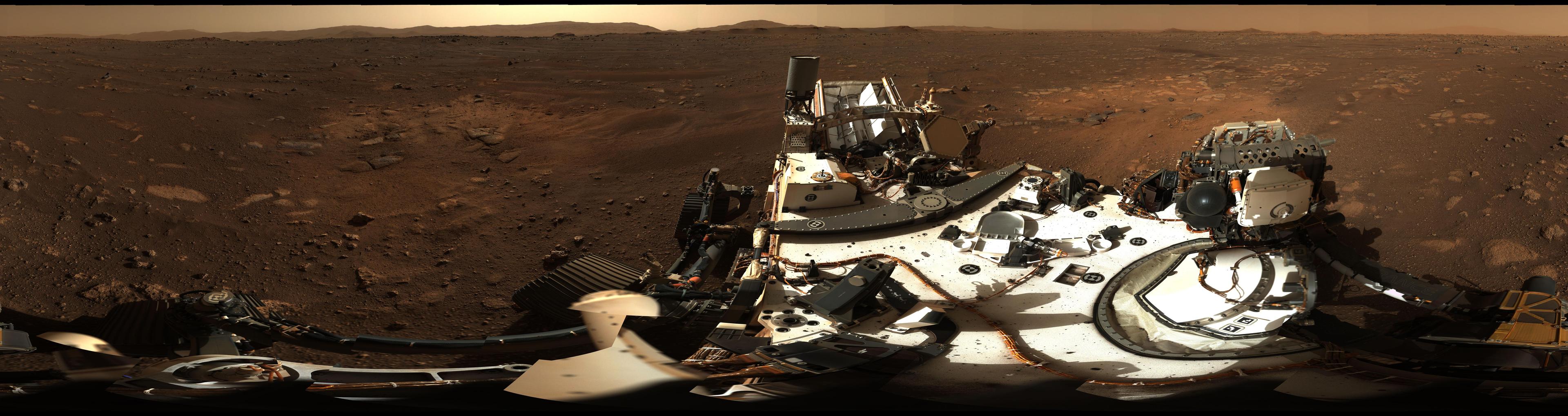 صورة پانورامية تغطّي 360 درجة من قعر فوّهة جيزيرو على سطح المريخ، يظهر في مقدّمتها سطح عربة المُثابرة (پِرسيڤيرَنس) ومن حولها بقعٌ ترابية بلون أفتح من غيرها، وترتفع حافة الفوّهة في البعيد.