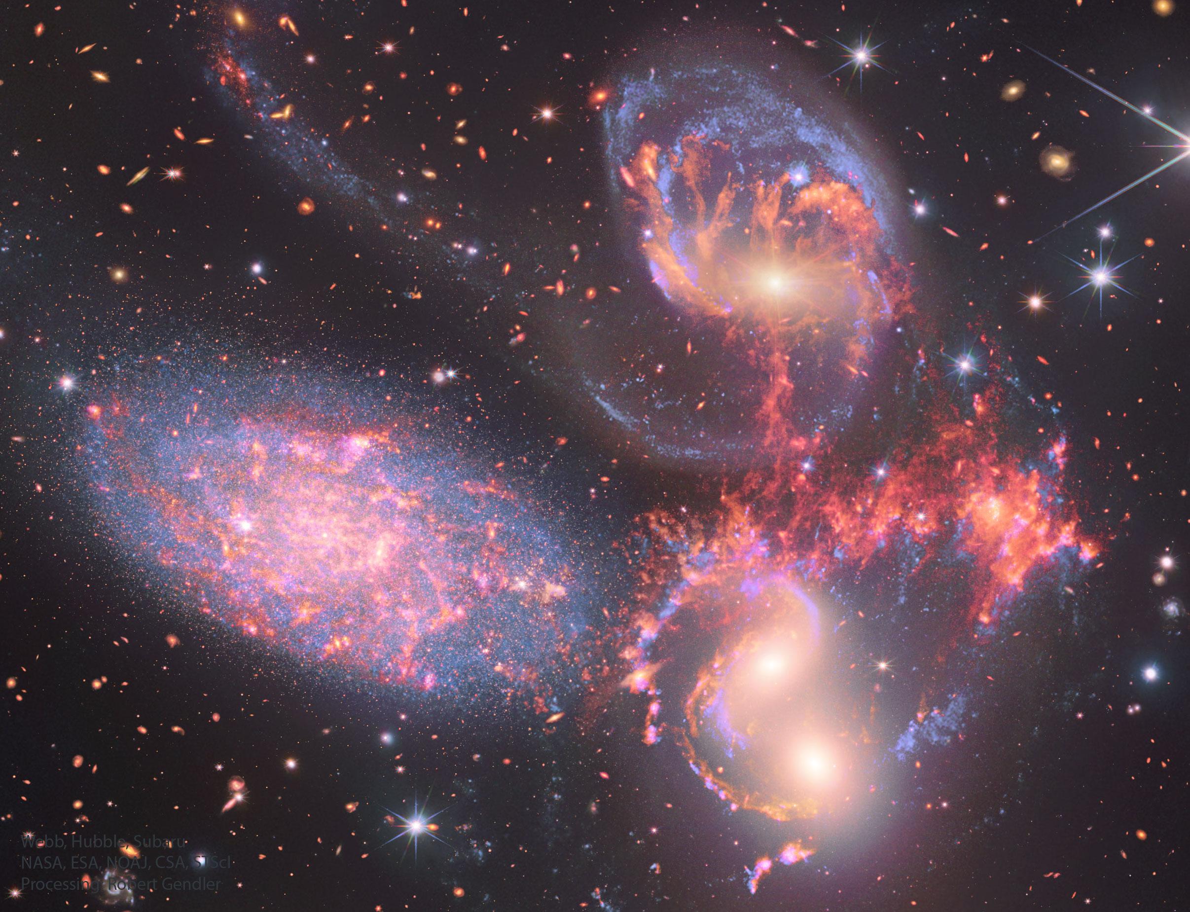 بضع مجرّات متفاعلة بألوان عدّة، وخلفها مجرّات أبعد وأمامها نجوم المقدّمة