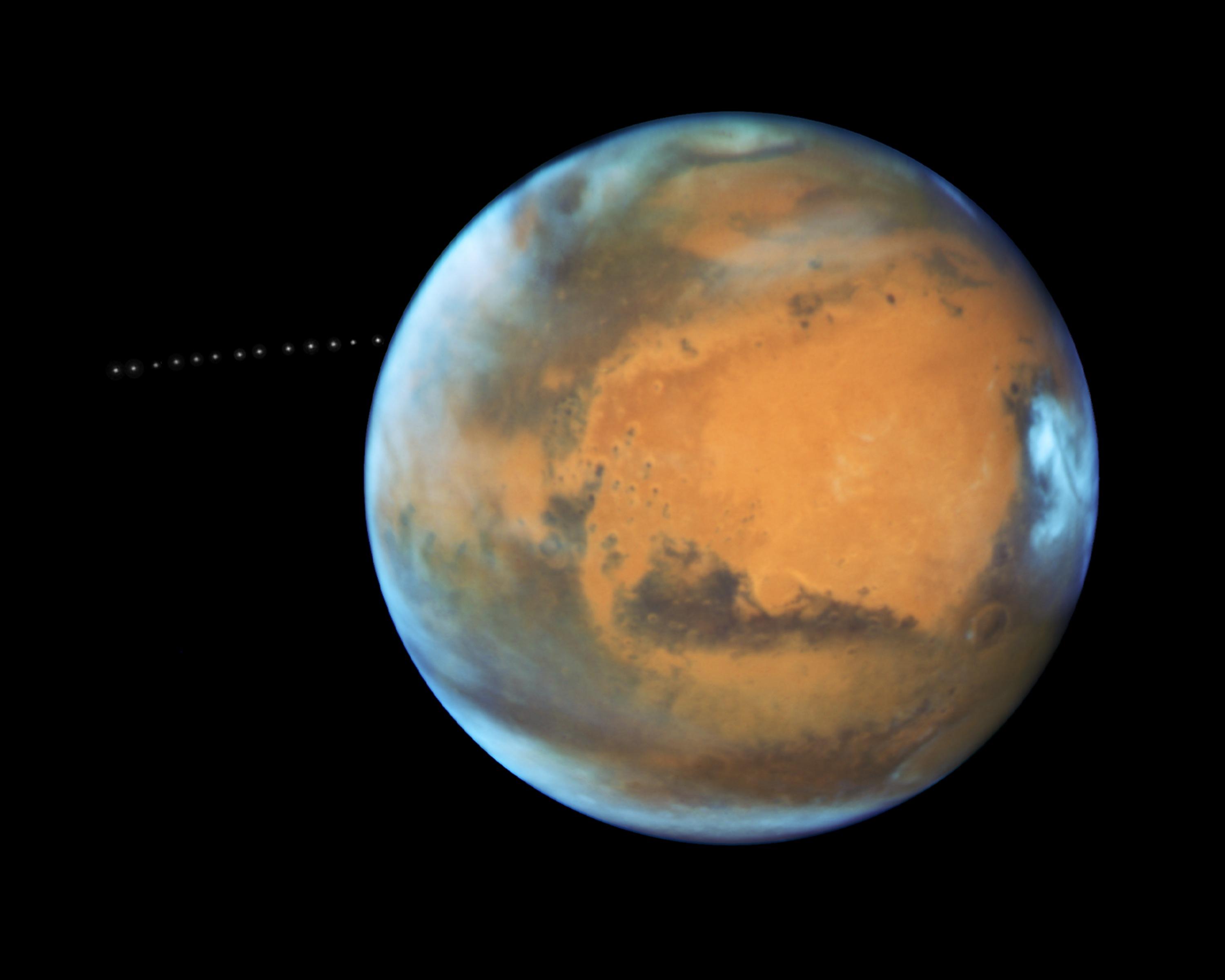 صورة مقرّبة للمرّيخ وينبثق من خلفه جرمٌ صغير ساطع ويتكرّر 13 مرّة بتباعدات صغيرة