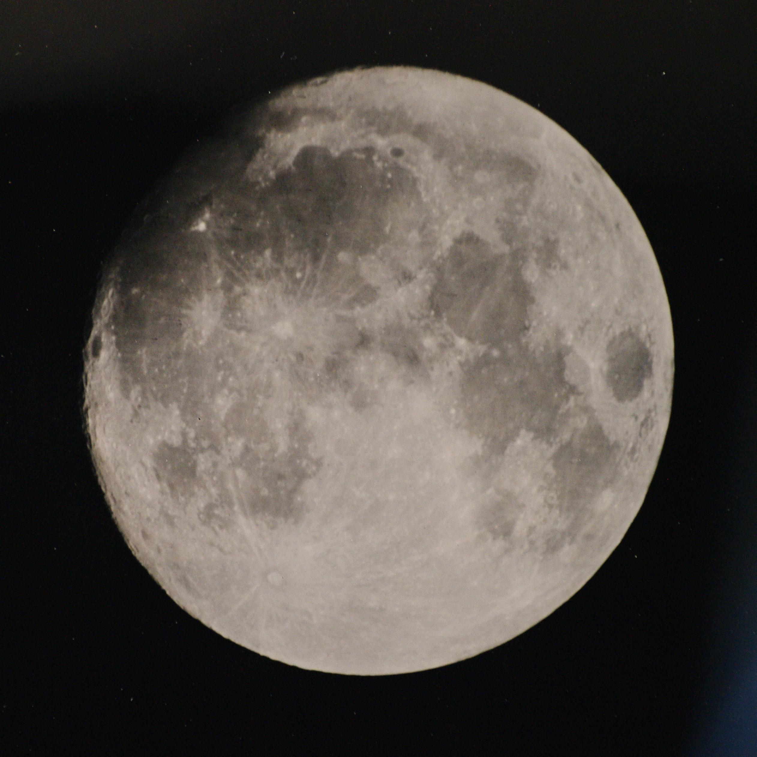 صورة للقمر في طور الأحدب المتزايد بتقنية لوح الكولوديون الرطب. القمر الذي لم يكتمل بعد في الجهة اليسارية العليا تظهر تفاصيله المختلفة من حفر كبيرة وأشعة صدمة وبحار.