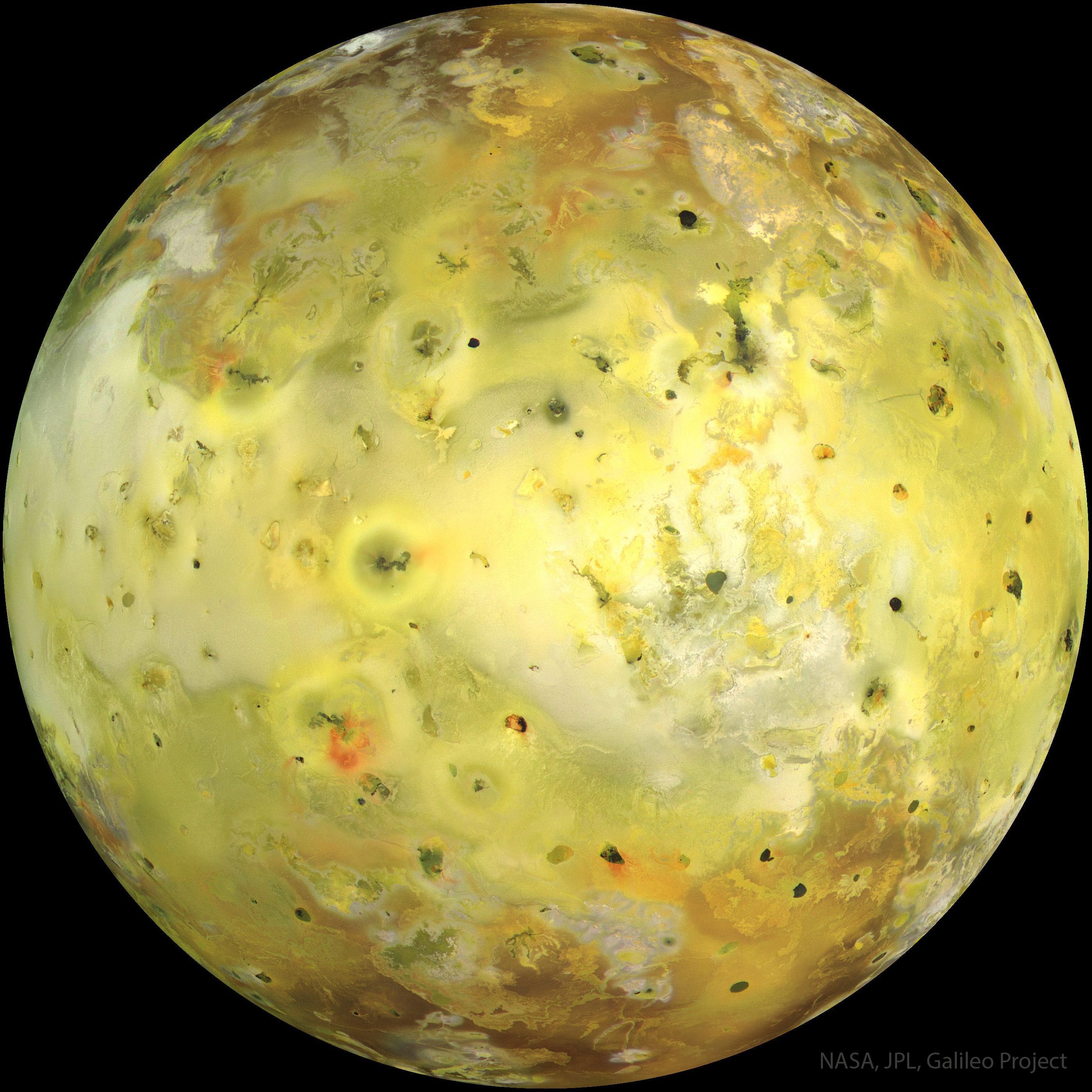 "آيو" قمر المشتري هو أصفرٌ ساطع من الكبريت ومُغطَّى بالبراكين والتدفقات البركانيّة