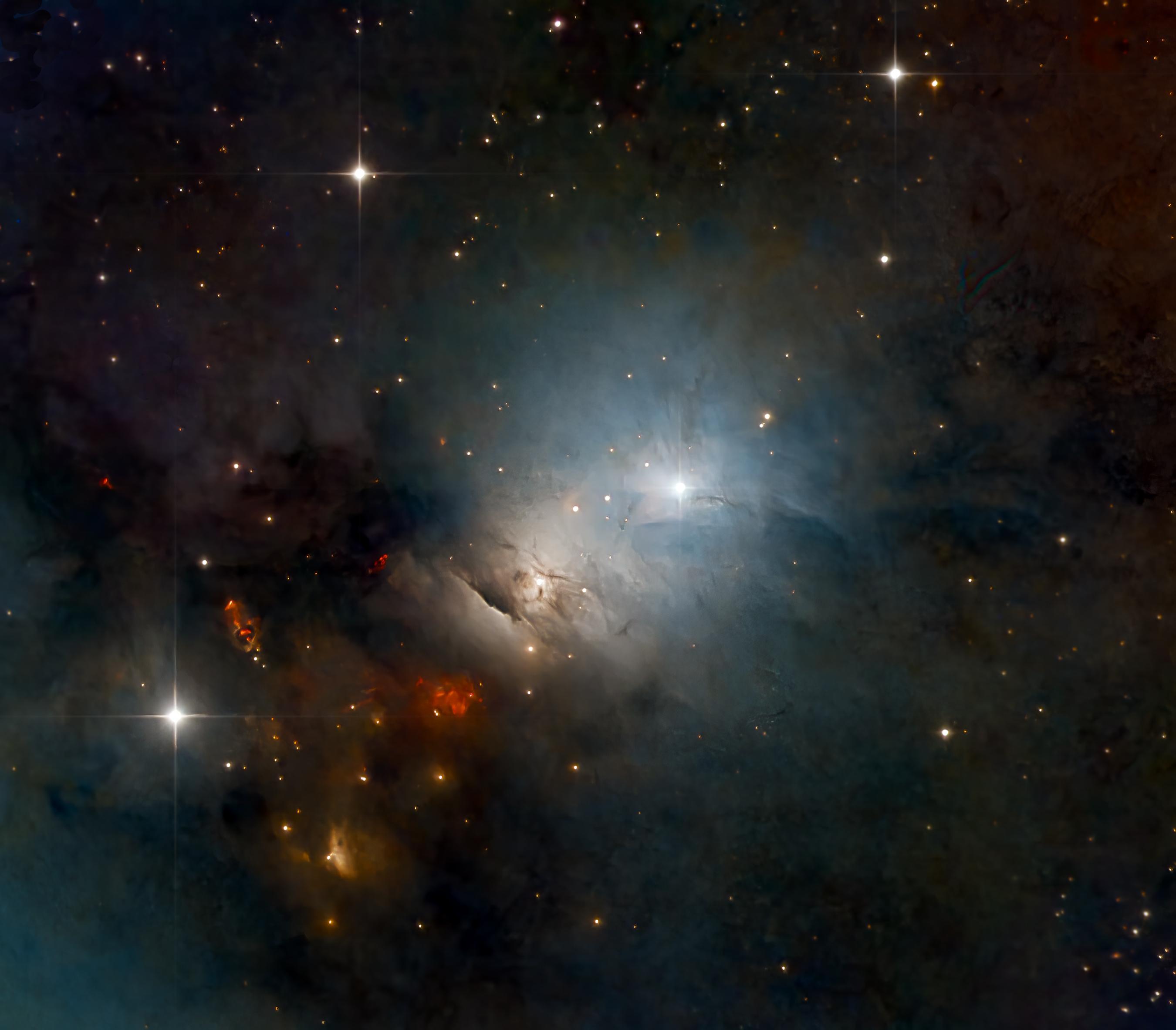 صورة تلسكوبية لسديم إن‌جي‌سي 1333 العاكس تظهر تفاصيل المنطقة المغبرّة التي تعكس ضوء النجوم باللون الأزرق والانبعاثات الحمراء المتباينة -من أجسام/أجرام "هِربگ-هارو"، والعديد من النجوم الساطعة و المدببة.