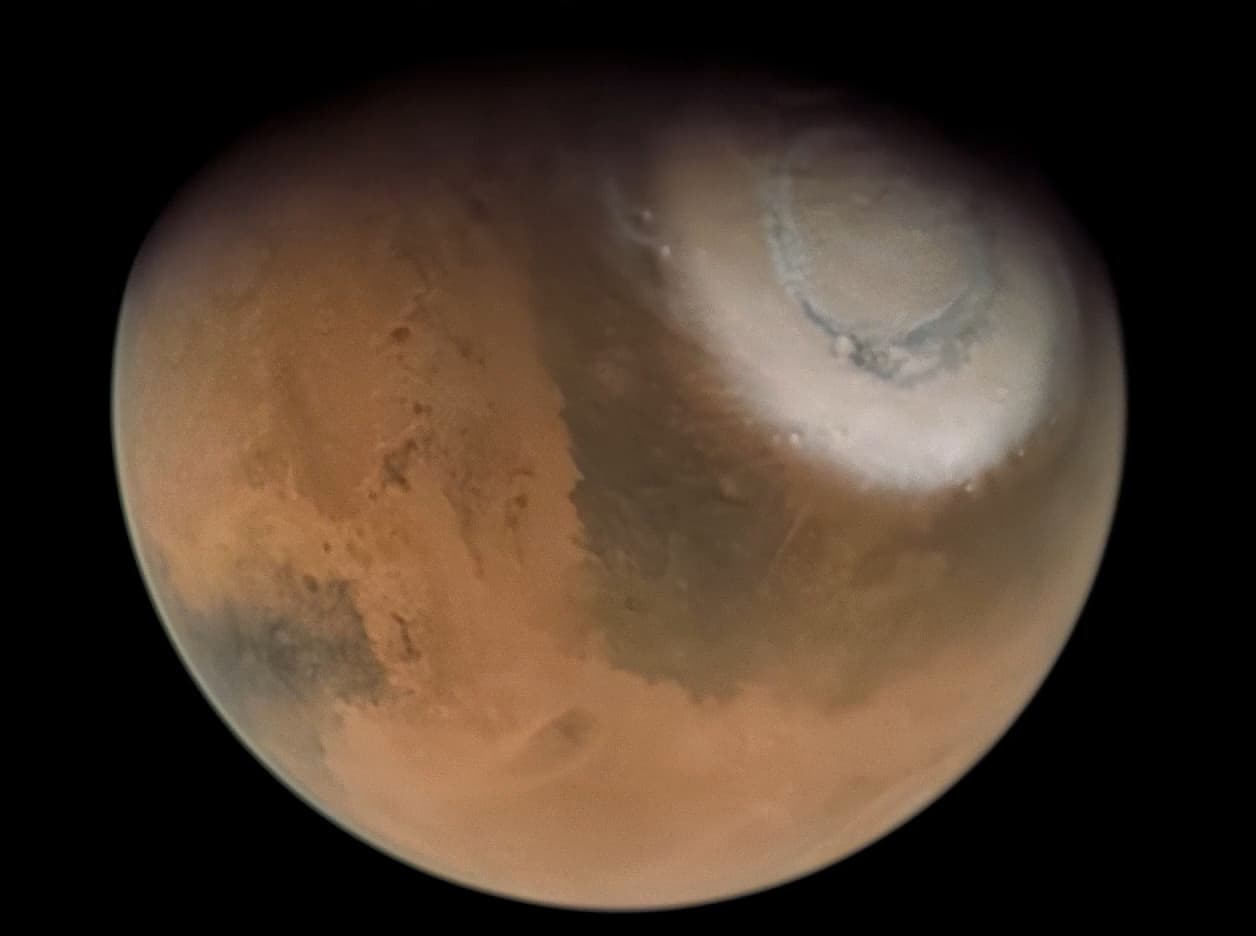 Cover Image for التحليق فوق القطب الشمالي للمرّيخ